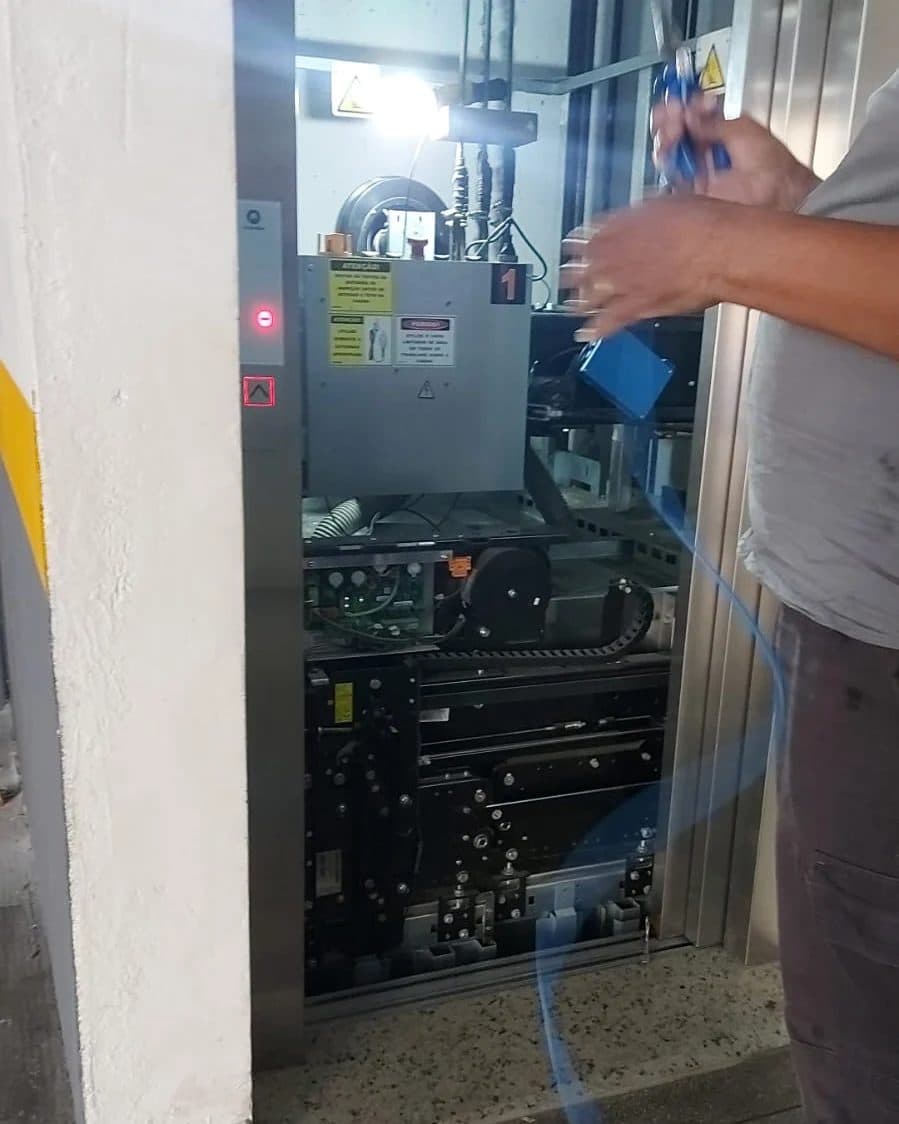 Manutenção de elevador em condomínio